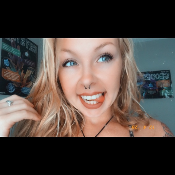 Meet your Posher, Destiny - Picture 3 of 5